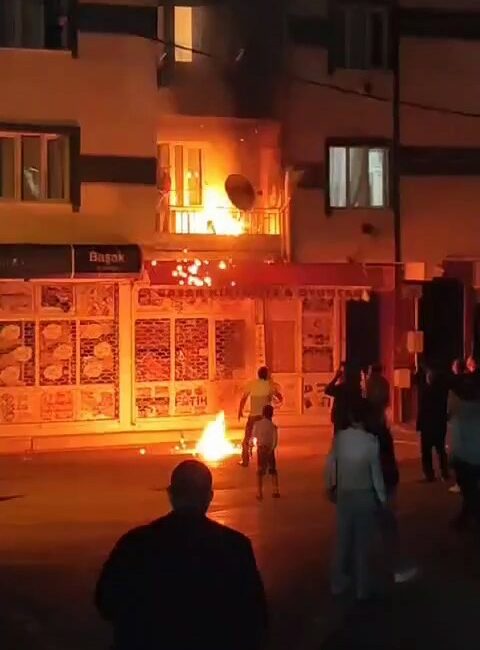 Çocuklar çakmakla oynarken evi yakıyordu BURSA’DA EVDE ÇAKMAKLA OYNAYAN ÇOCUKLAR AZ KALSIN EVİ YAKIYORDU. DURUMU