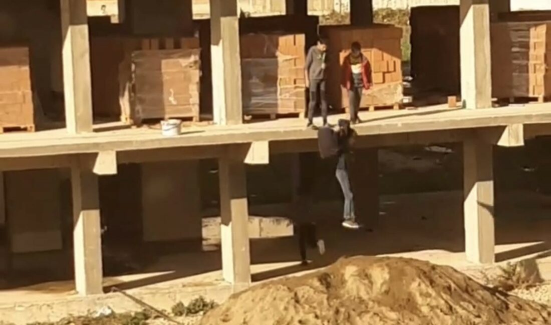 BURSA'NIN İNEGÖL İLÇESİ YENİ MAHALLEDE BİR İNŞAATIN 2. KATINDAN KUM