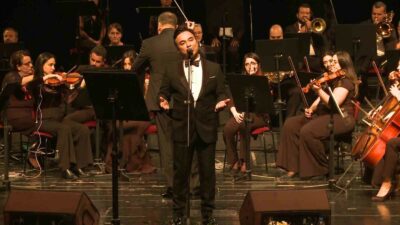 Cumhuriyetin 100. yılı çerçevesinde düzenlenen gecede Mustafa Kemal Atatürk, ebediyete