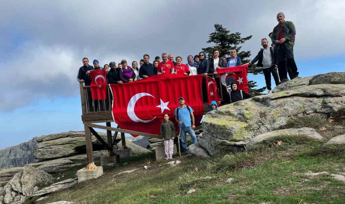 Cumhuriyet’in1 00. yılında 100 öğretmen Çataldağ zirvesinde MUSTAFAKEMALPAŞA’DA CUMHURİYET’İN 100. YILINDA 100 ÖĞRETMEN ÇATALDAĞ YÜRÜYÜŞ ETKİNLİĞİ DÜZENLEDİ.
