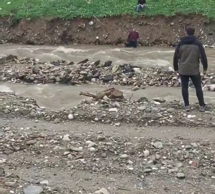 Bursa’da derede can pazarı BURSA’DA YOLDAN GEÇEN BİR VATANDAŞ, DEREDE AKINTIYA KAPILAN ÇOCUĞU GÖRDÜ.