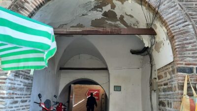 Tarihi Fidan Han’da 9 yıldır tamamlanmayan çalışmaları gündeme getiren Osmangazi