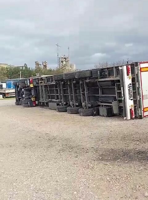 BURSA’DA ETKİLİ OLAN FIRTINA ERİK SU’YA TAŞERON OLARAK ÇALIŞAN TIRLARI