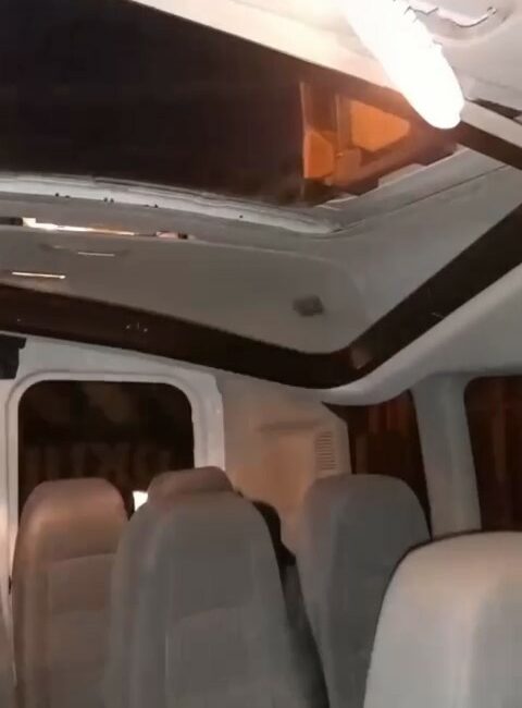 BURSA’DA SEYİR HALİNDEKİ SERVİS ARACININ İÇİNE EVİN BACASINDAN KOPAN PARÇA