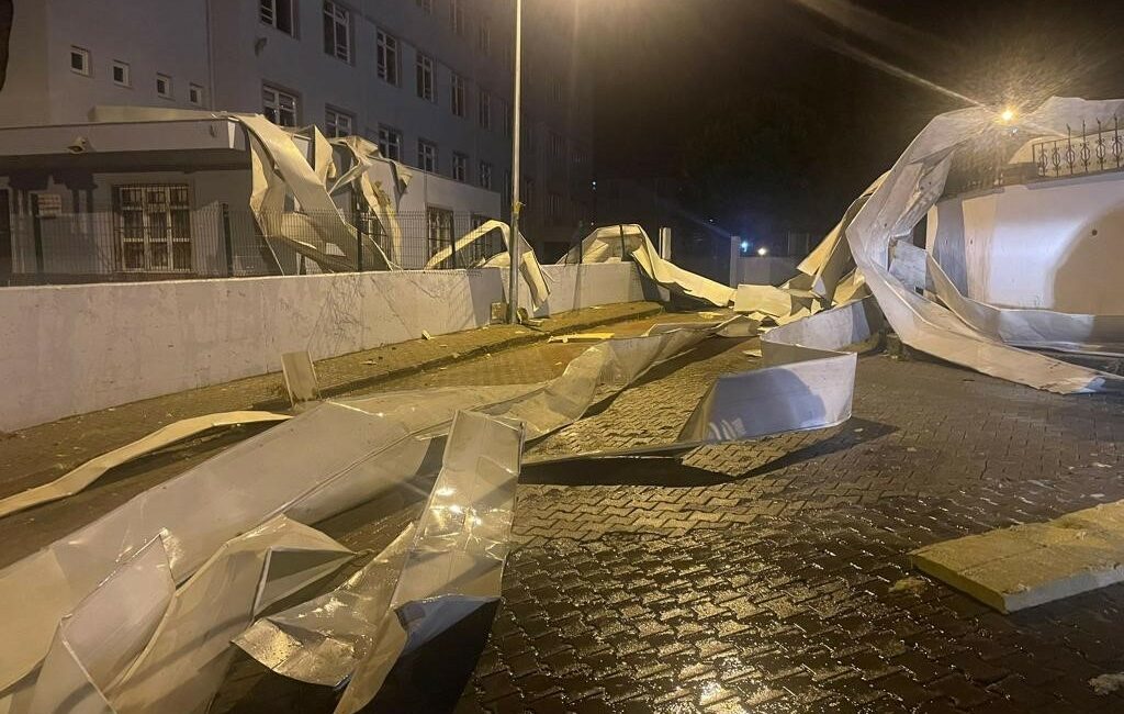 Gemlik’te okulun çatısı araçların üzerine uçtu BURSA’DA ŞİDDETLİ FIRTINA NEDENİYLE OKULUN ÇATISI UÇTU. ŞANS ESERİ CAN