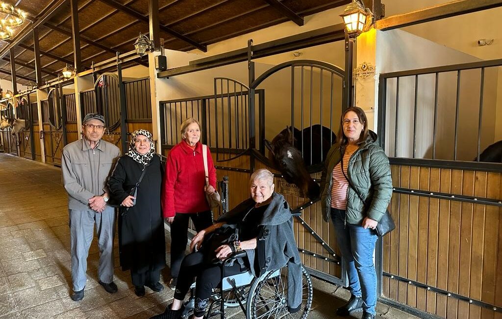 Huzurevi sakinleri çiftlikte stres attı HASAN ÖZTİMUR HUZUREVİ SAKİNLERİ, HAREKETLİ VE EĞLENCELİ BİR GÜN YAŞADI.