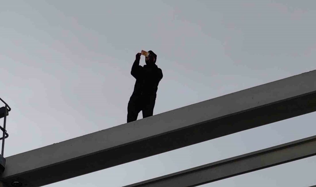 BURSA'NIN İNEGÖL İLÇESİNDE FABRİKANIN ÇATISINA ÇIKAN ŞAHIS, VİNÇ İLE GÖNDERİLEN