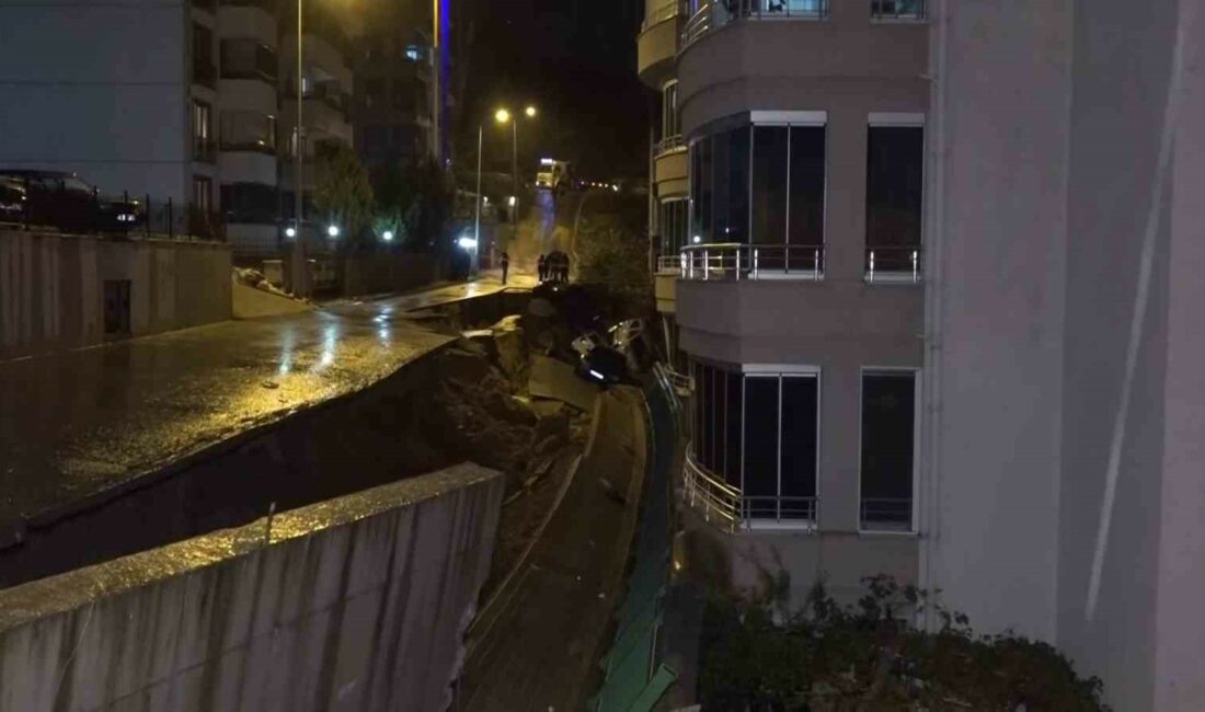 Bursa’da istinat duvarı çöktü, 4 araç hasar gördü Bursa’nın Kestel ilçesinde, yağışın etkisiyle sokaktaki istinat duvarı çöktü.