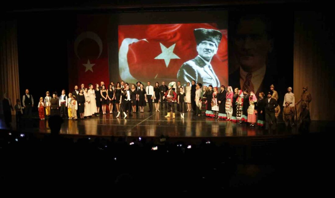“İz” gösterisi Atatürk’ün hatıralarını yaşatıyor MUSTAFA KEMAL ATATÜRK'ÜN ANILARINI YAŞATAN 'İZ' GÖSTERİSİ, SALONDAKİLERİ DUYGULANDIRDI.
