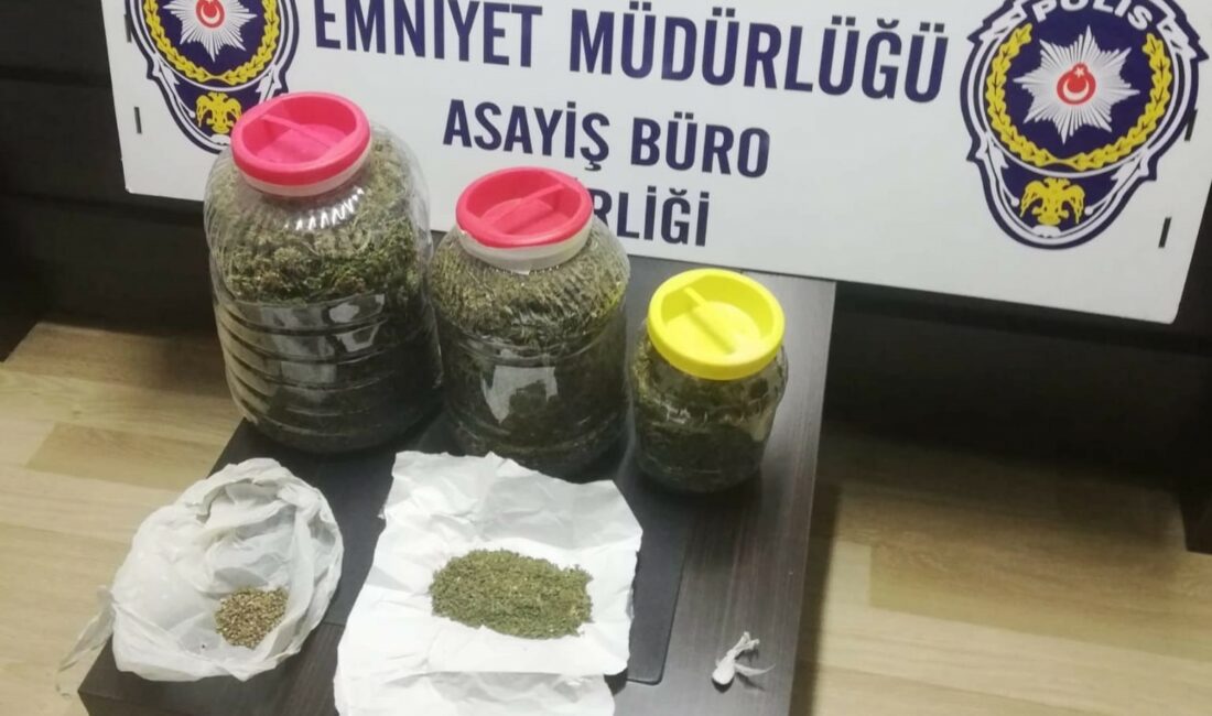 İznik polisinden uyuşturucu ve silah operasyonu İZNİK İLÇE EMNİYET MÜDÜRLÜĞÜ EKİPLERİ YAPILAN ARAMALARDA 2.140 GRAM ESRAR,