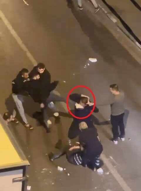 Kavga ettiği kişinin yüzüne uçan tekme attı… O anlar kamerada BURSA’DA İKİ TARAF ARASINDA ÇIKAN TARTIŞMADA TEKMELER SOPALAR HAVADA UÇUŞTU.