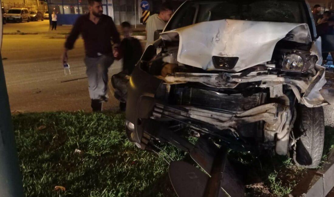 Kırmızı ışıkta bekleyen araca arkadan çarptı: 2 yaralı BURSA’DA KIRMIZI IŞIKTA DURAN OTOMOBİLE ARKADAN BAŞKA BİR OTOMOBİL ÇARPTI.
