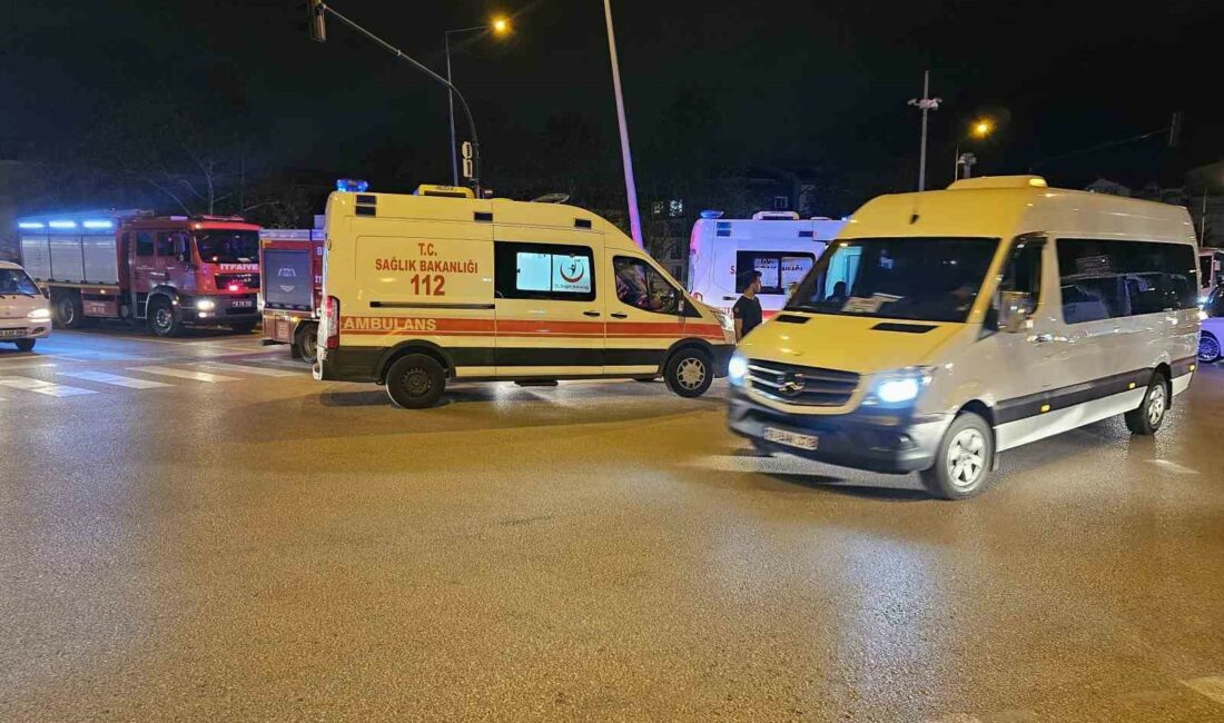 Kırmızı ışıkta geçen otomobil ticari taksiye çarptı: 6 yaralı BURSA’DA KIRMIZI IŞIKTA GEÇEN OTOMOBİL, TİCARİ TAKSİYE ÇARPTI. KAZADA TOPLAMDA