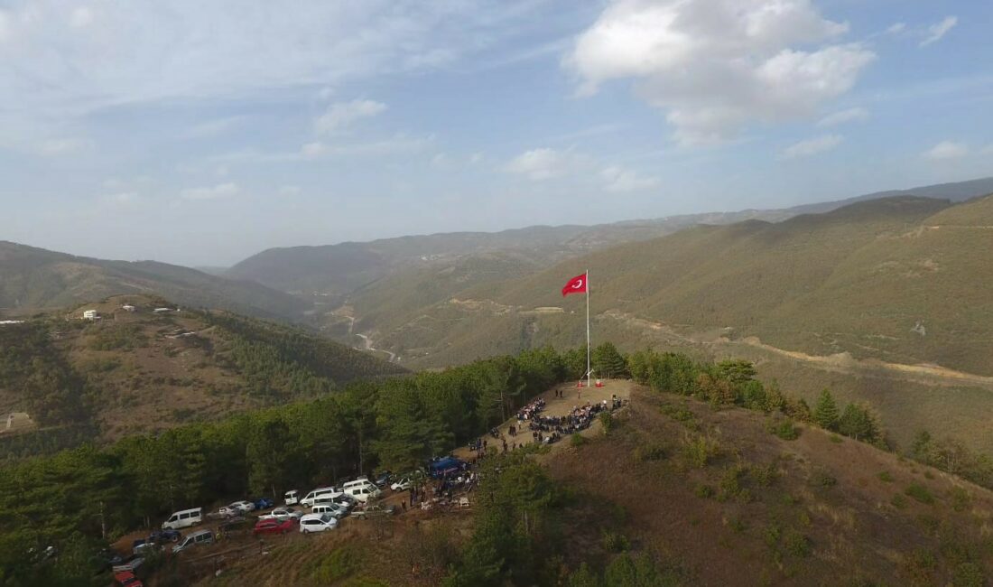 Köylüler aralarında para topladı, 100. yıla özel 23 metre uzunluğunda bayrak dikti BURSA’DA KÖYLÜLER KENDİ ARALARINDA 3 YIL PARA BİRİKTİREREK, CUMHURİYETİN 100.