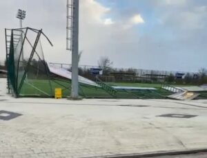 CERRAH MAHALLESİ’NDE YAPIMI TAMAMLANARAK AÇILAN FUTBOL TESİSİ, ŞİDDETLİ LODOS NEDENİYLE