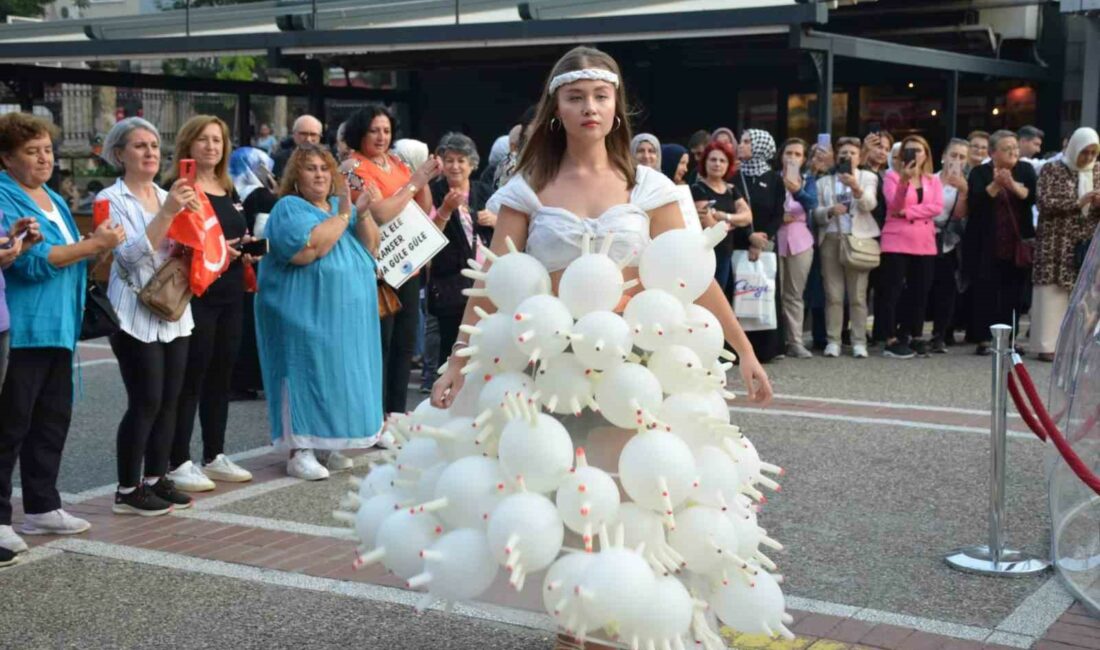 Meme kanserine dikkat çekmek için ’kanserojen’ kostümlü defile BURSA KANSER DERNEĞİNCE (BUKANDER) MEME KANSERİ FARKINDALIĞINA KATKI SAĞLAMAK İÇİN