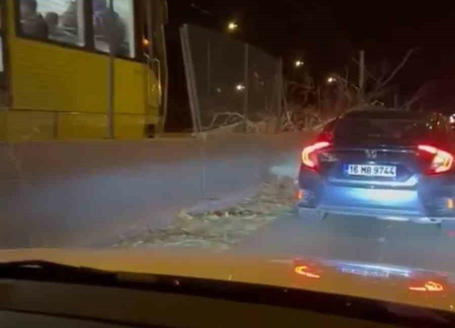 Metro raylarına ağaç düştü, seferler bir süreliğine iptal edildi BURSA’DA GECE SAATLERİNDE ETKİSİNİ İYİCE ARTIRAN ŞİDDETLİ LODOS, METRO RAYLARINA