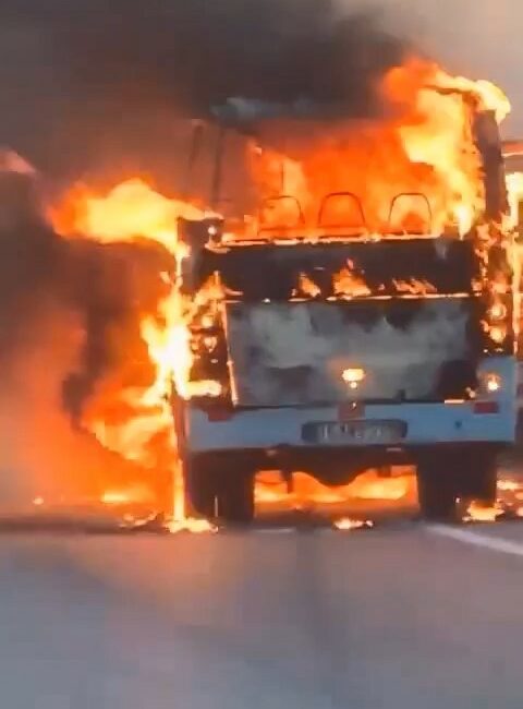 Mevsimlik işçi taşıyan servis alev alev yandı BURSA’DA MEVSİMLİK İŞÇİ TAŞIYAN SERVİS SEYİR HALİNDEYKEN ALEV ALEV YANDI.