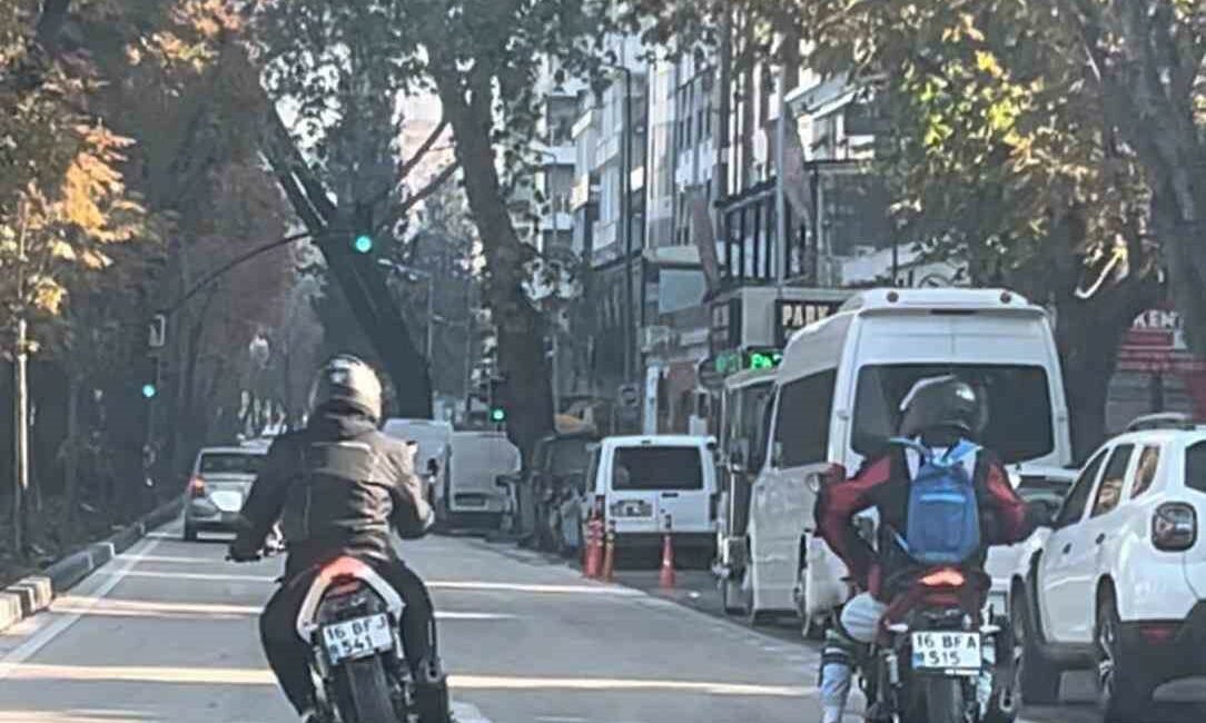 Bursa’da motosiklet üzerinde dans edip trafiği tehlikeye attı cezadan kaçamadı BURSA’DA MOTOSİKLETLERİYLE TRAFİĞE ÇIKAN ARKADAŞLAR İKİ TEKER ÜZERİNDE DANS ETTİLER.