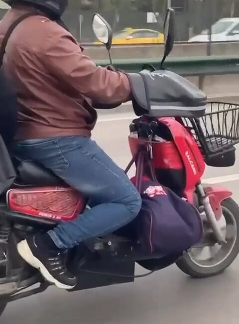 Motosikletin önüne bebeğini koyup kilometrelerce ilerledi BURSA’DA BİR BABA, MOTOSİKLETİNİN ÖNÜNE BEBEĞİNİ KOYARAK KİLOMETRELERCE İLERLEDİ. O