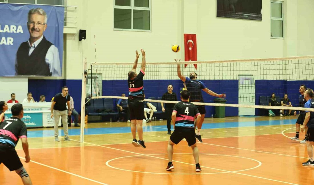 Nefes kesen turnuvanın şampiyonu Zabıta Müdürlüğü oldu NİLÜFER BELEDİYESİ ÇALIŞANLARI ARASINDA DÜZENLENEN GELENEKSEL BİRİMLER ARASI VOLEYBOL TURNUVASI