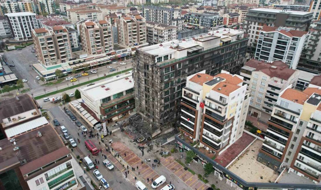 BURSA’DA KÜLE DÖNEN İŞ MERKEZİNDEKİ YANGININ BOYUTU GÜN AĞARINCA ORTAYA