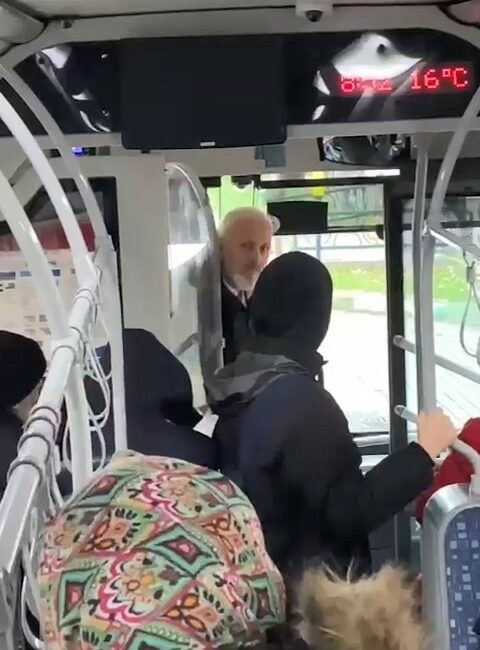 Otobüs şoförünü çıldırdı BURSA’DA 19-İ NUMARALI OTOBÜS ŞOFÖRÜ İLE KADIN YOLCUNUN TARTIŞMASI KAMERALARA
