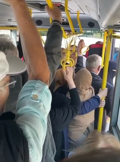 Bursa’da bir belediye otobüsü kapasitesinin üzerinde yolcu aldı. Bir kadın