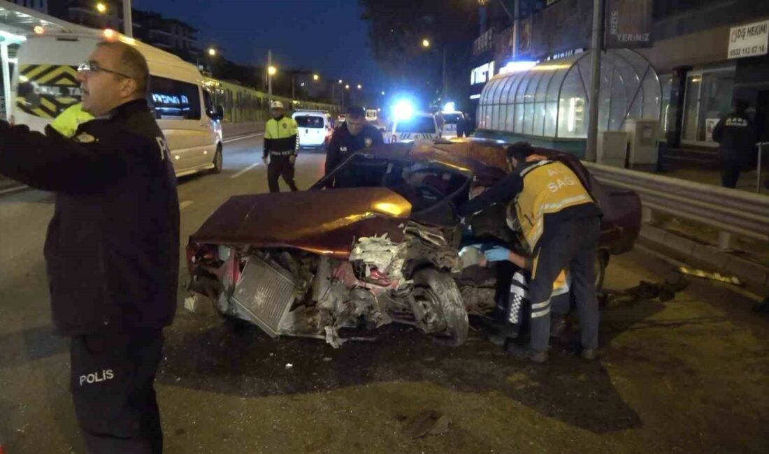 Otomobil Bursaray’ın bariyerine çarptı: 2 yaralı BURSA’DA OTOMOBİL METRO HATTININ DUVARINA ÇARPTI. ÇARPMANIN ETKİSİYLE SAVRULAN OTOMOBİLDE