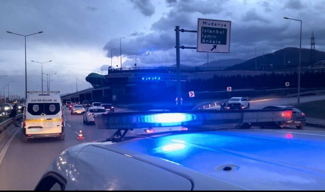 Bursa’da otomobilin çarptığı kişi öldü Bursa’da yolun karşısına geçerken otomobilin çarptığı yaşlı adam hayatını kaybetti.