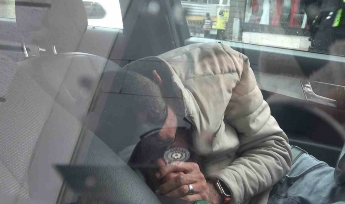 Bursa’da direksiyon başında sızan kişiyi polisler böyle uyandırdı Bursa’da gece yarısı gazinodan çıktığını belirten sürücü, aracının direksiyonunda sızdı.