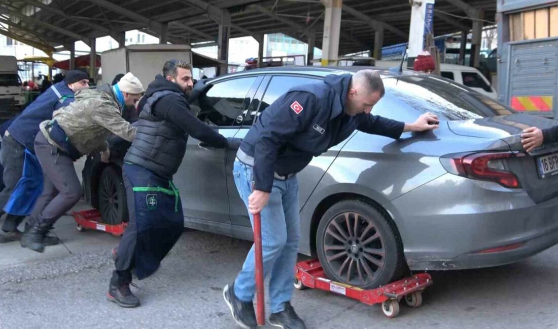 (Özel) Hatalı park edilen otomobillere pazarcı esnafından kaydıraklı çözüm PAZAR ESNAFININ EN BÜYÜK ÇİLESİNE BULDUĞU ÇÖZÜM ORTAYA İLGİNÇ ANLAR