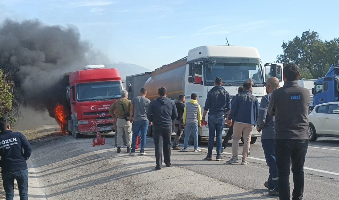 (Özel) Ne söndürme tüpleri yetti, ne de su tankeri BURSA-İZMİR KARAYOLU ÜZERİNDE BİR KAMYON SEYİR HALİNDEYKEN ALEV ALEV YANDI.