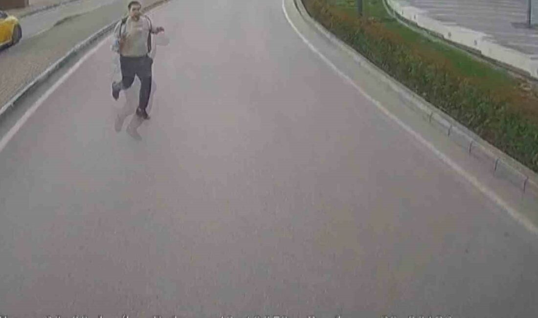 (Özel) Ölümüne kaçış kamerada…Az kalsın böyle facia yaşanacaktı BURSA’DA SEYİR HALİNDEKİ HALK OTOBÜSÜ, ÖNÜNE ANİDEN ÇIKAN GENCE ÇARPTI.