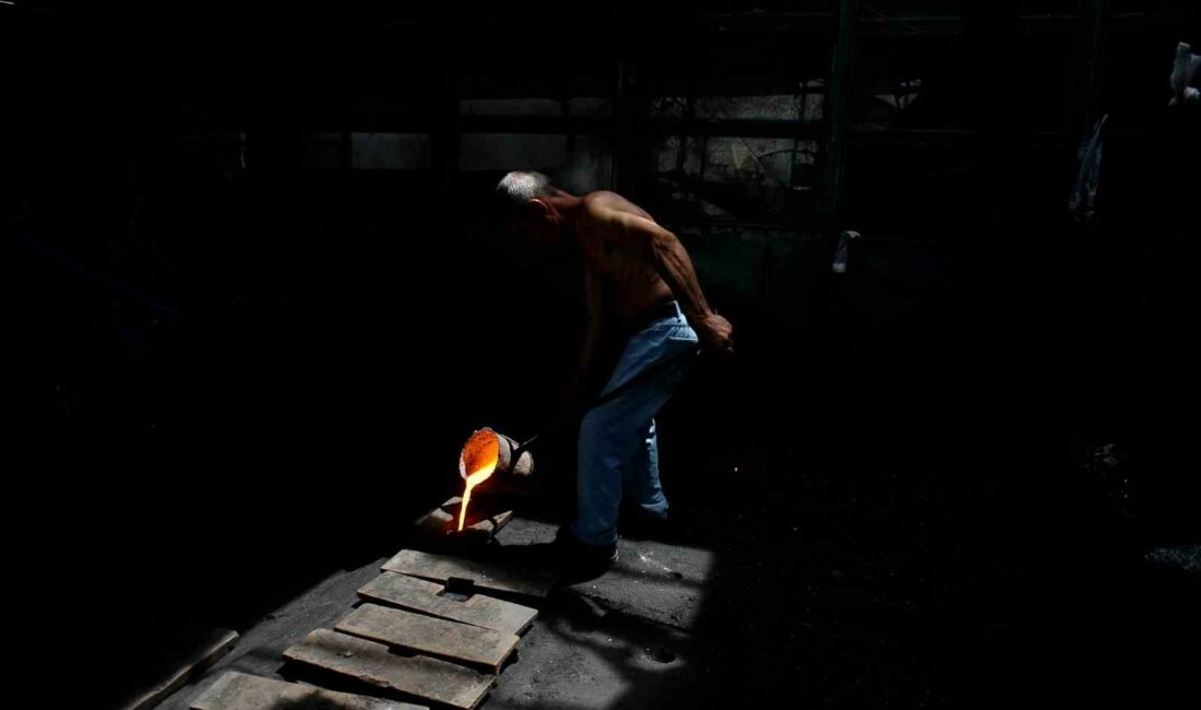 DÖKÜM İŞÇİLERİ CANLA BAŞLA ÇALIŞIYOR (ARŞİV)