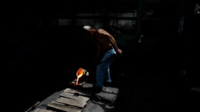 DÖKÜM İŞÇİLERİ CANLA BAŞLA ÇALIŞIYOR (ARŞİV)