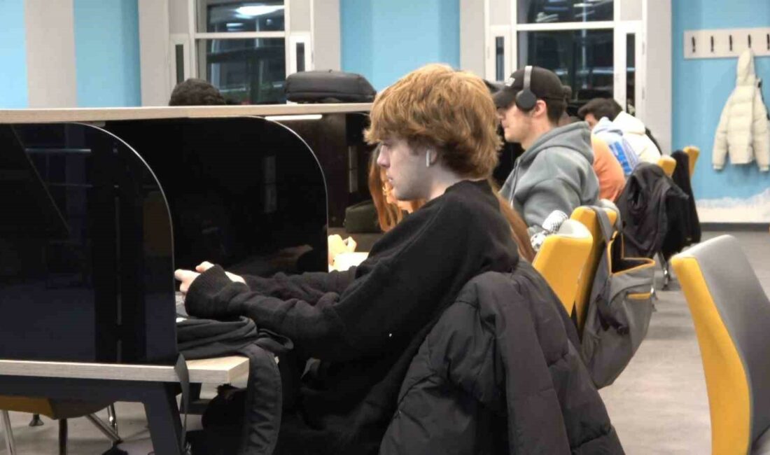 (Özel) Sınavlarına hazırlanan öğrenciler kütüphanede sabahladı ÜNİVERSİTELERİN VİZE HAFTASI NEDENİYLE KÜTÜPHANELERDE YOĞUNLUK OLUŞTU. SINAVLARA HAZIRLANAN ÖĞRENCİLER