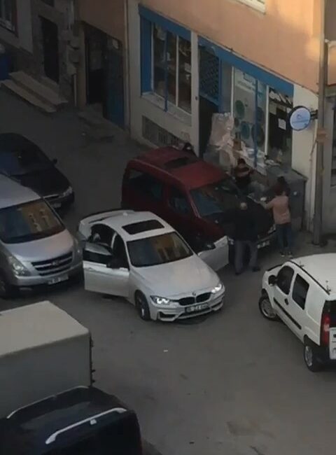 (Özel) Yol verme tartışması caddeyi boks ringine çevirdi… O anlar kameraya böyle yansıdı BURSA’DA TRAFİKTE YOL VERME YÜZÜNDEN TARTIŞAN TARAFLAR BİRBİRİNE GİRDİ. O