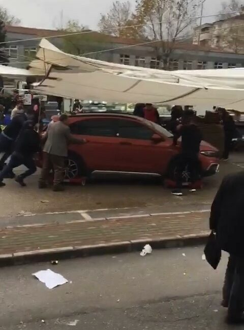 Pazar alanında unutulan otomobili böyle kaldırdılar BURSA’DA PAZAR ALANINA ARABA PARK EDİLEN ARACIN SÜRÜCÜSÜ GELMEYİNCE, VATANDAŞLAR