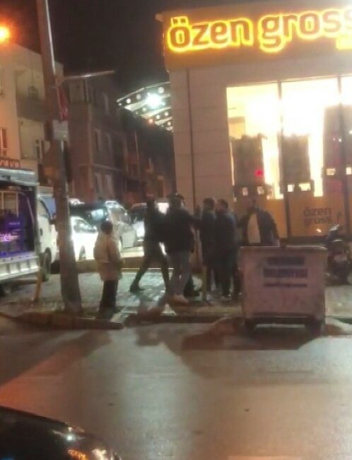 Pazarcıların yer kavgası kamerada BURSA’DA PAZARCILARIN SÖZLÜ YER TARTIŞMASI, BİR SÜRE SONRA YUMRUKLU KAVGAYA