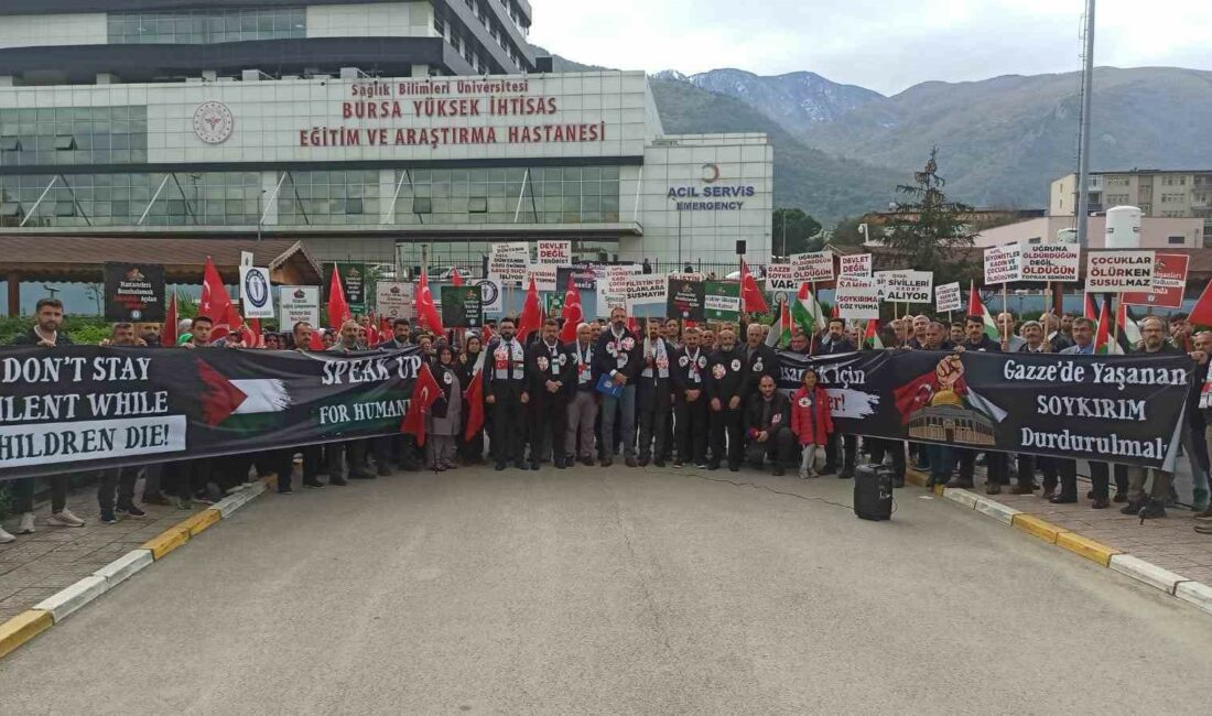 BURSA'DAKİ SAĞLIK ÇALIŞANLARI, GİYDİKLERİ SİYAH ÖNLÜKLERLE İSRAİL'İN YAPTIĞI SOYKIRIMI VE