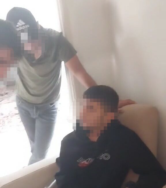 BURSA’DA ‘SEVGİLİME YAZDIN’ DİYEREK BİR GENCİ DARP EDEN 2 KİŞİ,