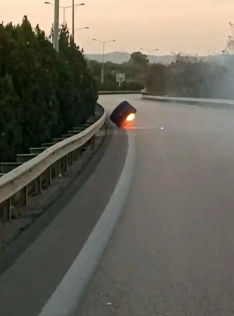 Bursa’da seyir halindeki kamyonun lastiği fırladı Bursa’da seyir halindeki kamyonun tekerleği, anayola fırladı.