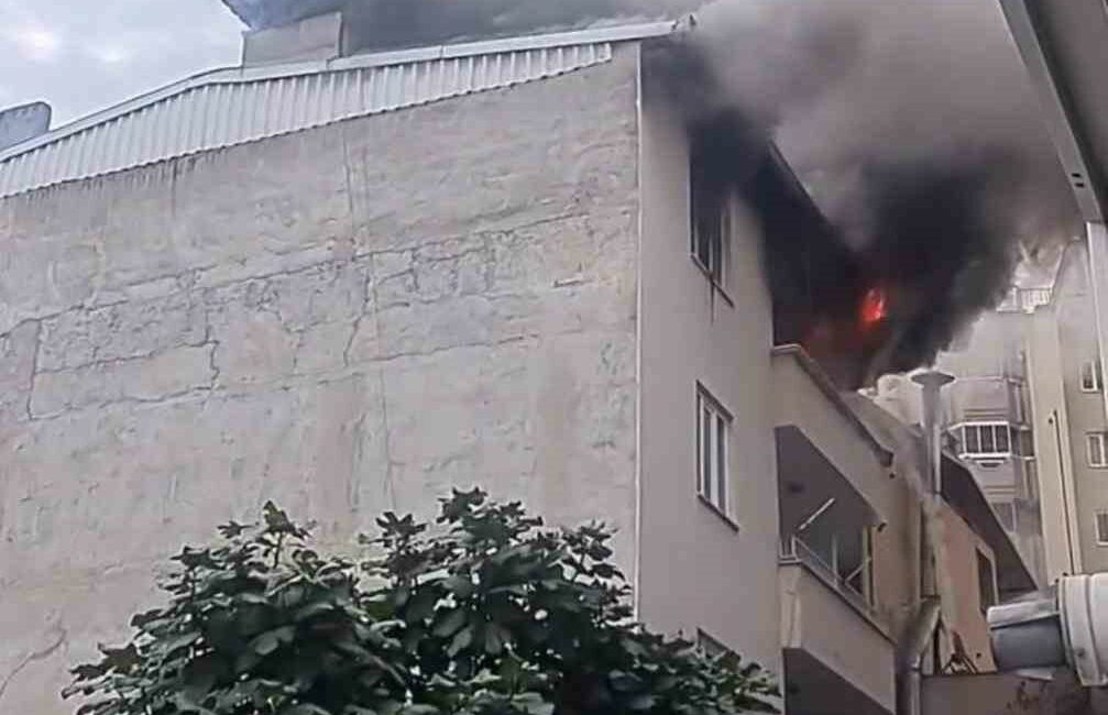 Bursa’da sinir krizi geçiren şüpheli, ailesinin evini yaktı Bursa’da sinir krizi geçiren kişi, ailesi ile birlikte yaşadığı evi