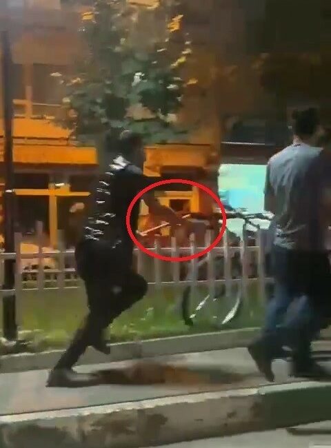 Sokağı boks ringine çevirdiler: Tekme ve sopalar havada uçuştu BURSA’DA İKİ GRUP ARASINDA ÇIKAN ALACAK-VERECEK TARTIŞMASI SOKAĞI RİNGE ÇEVİRDİ.