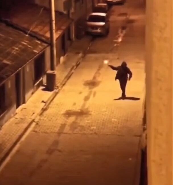 Bursa’da sokakta havaya ateş eden maganda kamerada BURSA'NIN İNEGÖL İLÇESİNDE MEYDANA GELEN OLAYDA SOKAKTA YÜRÜRKEN HAVAYA ATEŞ