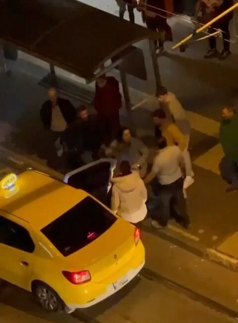 Tartıştığı adama arka arkaya tokat attı BURSA’DA YOLDA TARTIŞTIĞI KİŞİYE SİNİRLENEN KADIN ARKA ARKAYA TOKAT ATTI.