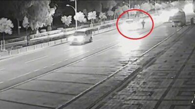 Bursa’da ters şeritte ilerlerken sola dönüş yapan kamyonete çarpan motosikletin