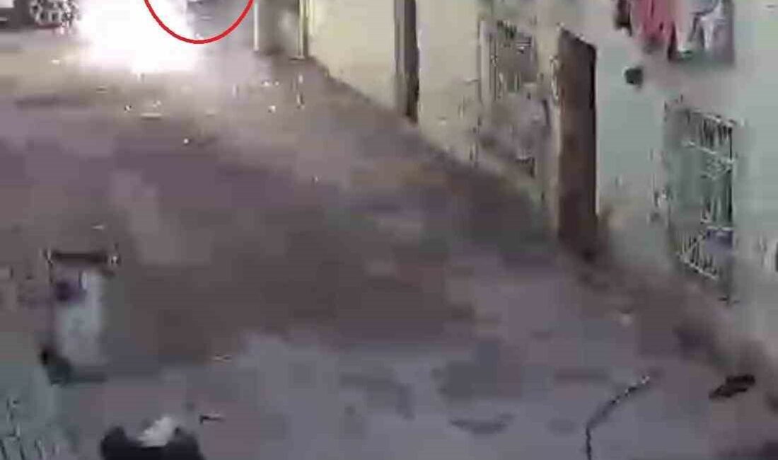 Bursa video çekmek isterken canından oluyordu Bursa’da bir sokaktaki elektrik teli kıvılcım çıkarmaya başladı. Arızayı ve