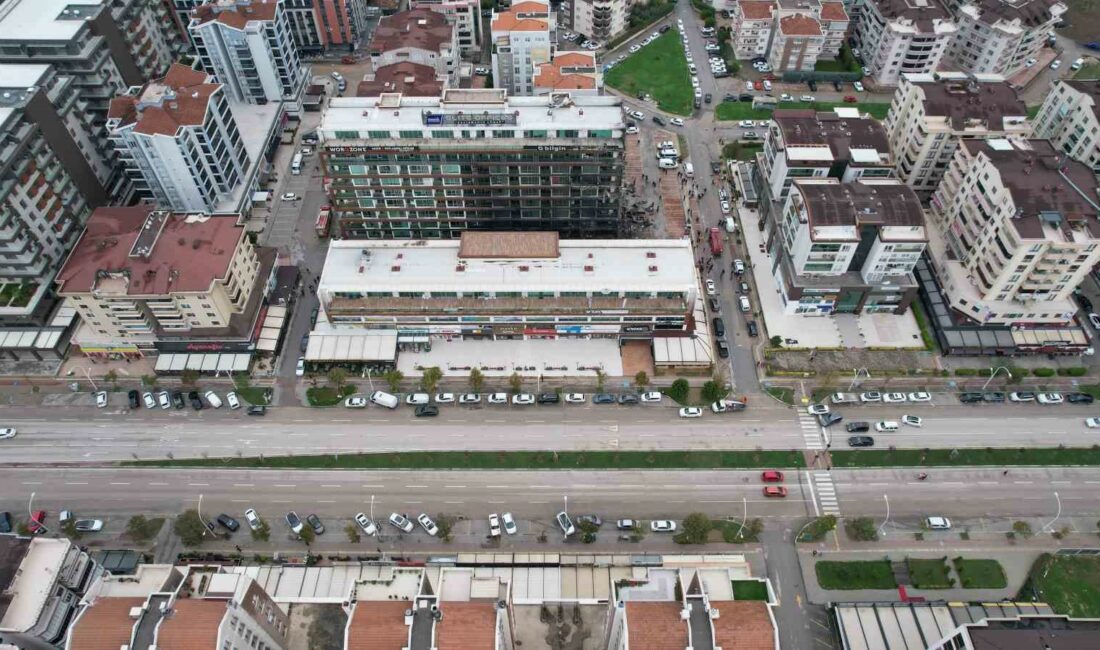 BURSA’DA DÜN GECE MEYDANA GELEN İŞ MERKEZİNDEKİ YANGININ BOYUTU GÜN